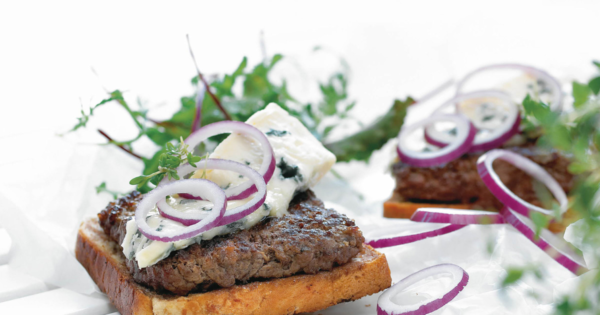 Grillet pariserbøf med blå- og hvidskimmelost - Hurtig Opskrift | Arla