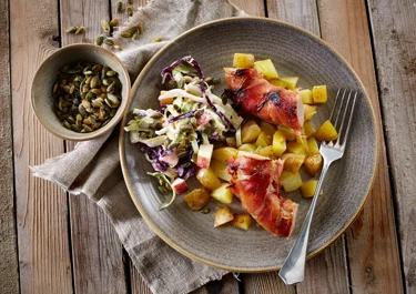 Medister i svøb med rød coleslaw