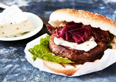 Portabelloburgare med tryffelost, rödlöksmarmelad och soltorkad tomat