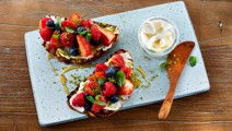 Toast with lactose-free cream cheese and berries 