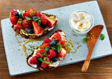 Toast with lactose-free cream cheese and berries 