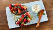 Toast met lactosevrije roomkaas en bessen