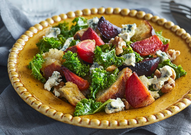 Panzanella med ädelost och grönkål