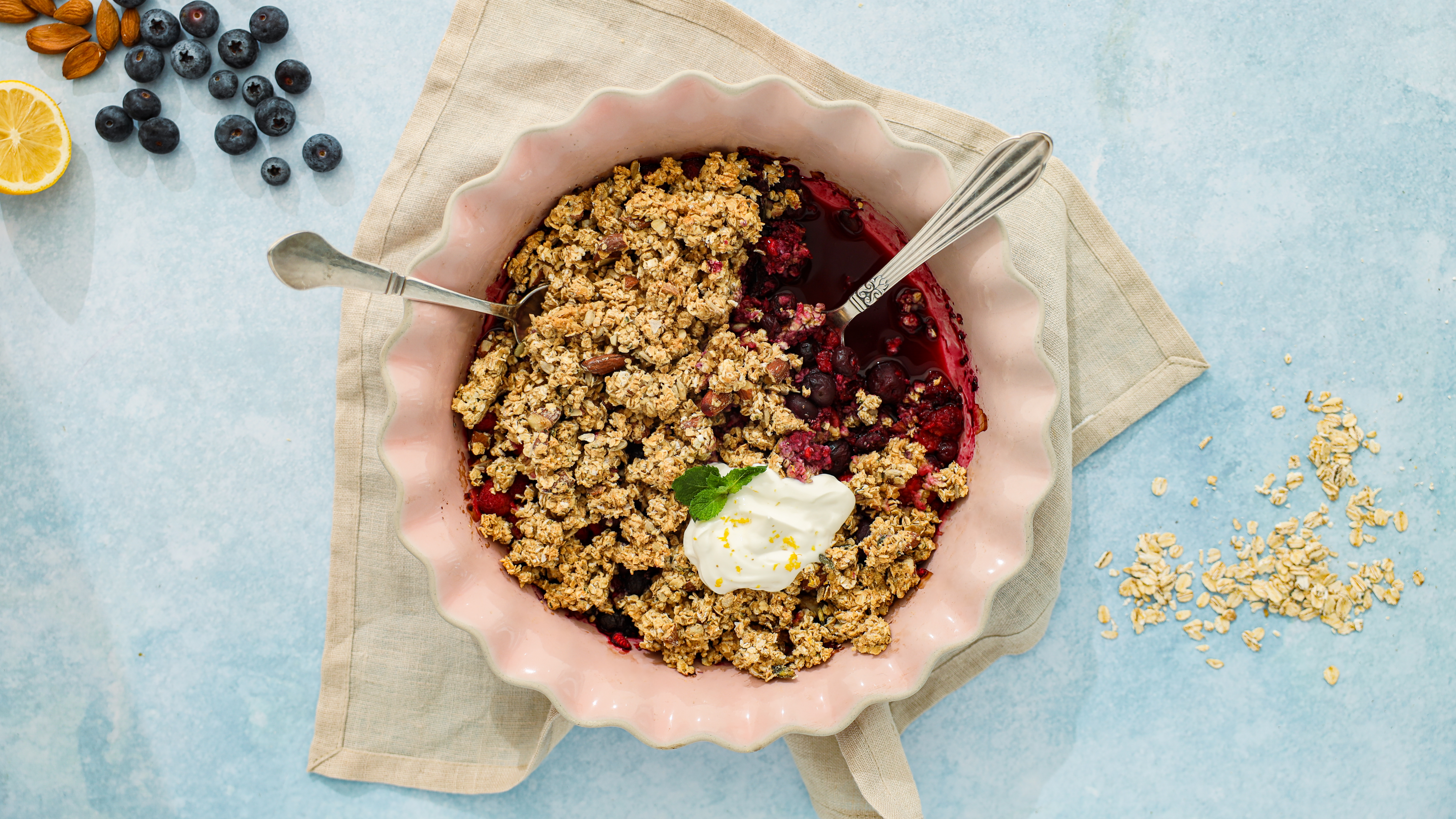 Frühstücks-Crumble mit Beeren und Chiasamen