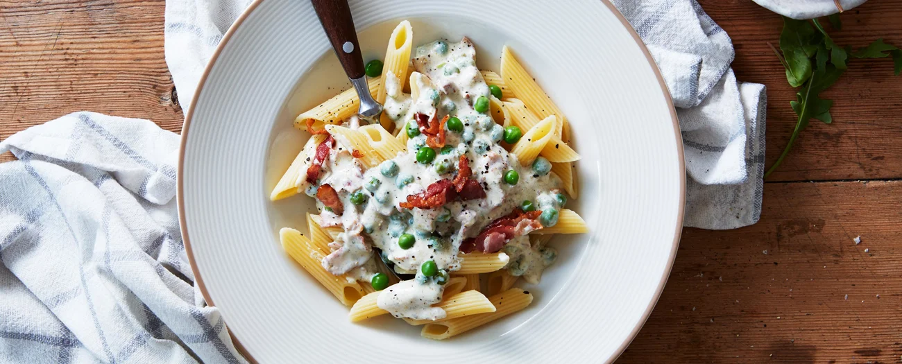 Krämig pasta med bacon och ärter