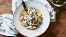 Krämig pasta med bacon och ärter