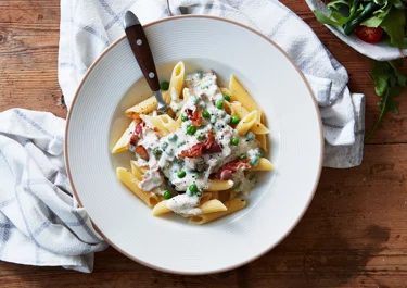Krämig pasta med bacon och ärter
