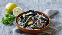 Muslinger og spaghetti i ostesauce