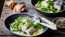 Grøntsagsfrikassé med fisk og syrlig fløde
