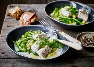 Grøntsagsfrikassé med fisk og syrlig fløde