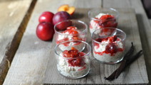 Dessertgrød af perlebyg, hytteost og bagte blommer
