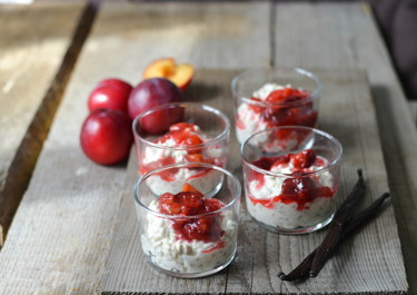 Dessertgrød af perlebyg, hytteost og bagte blommer