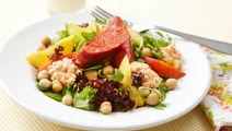 Kryddig korv och sallad med nektariner