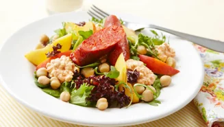 Kryddig korv och sallad med nektariner