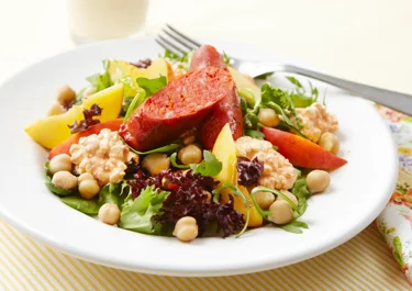 Kryddig korv och sallad med nektariner