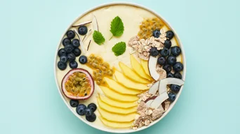 Tropical smoothie bowl