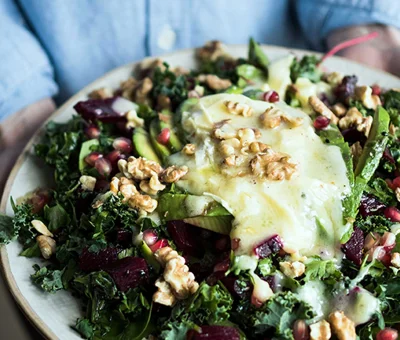Salat med Castello Hvit, granateple, rødbeter og valnøtter