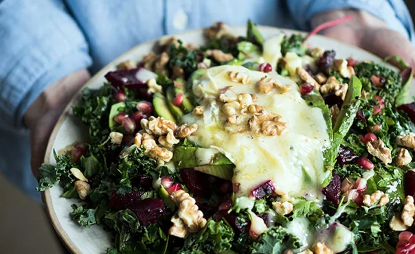 Salat med Castello Hvit, granateple, rødbeter og valnøtter