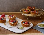 Granola-Cups mit Beeren und Minzzucker