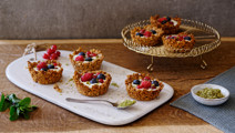 Granola-Cups mit Beeren und Minzzucker