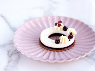 Kærnemælks panna cotta med solbær