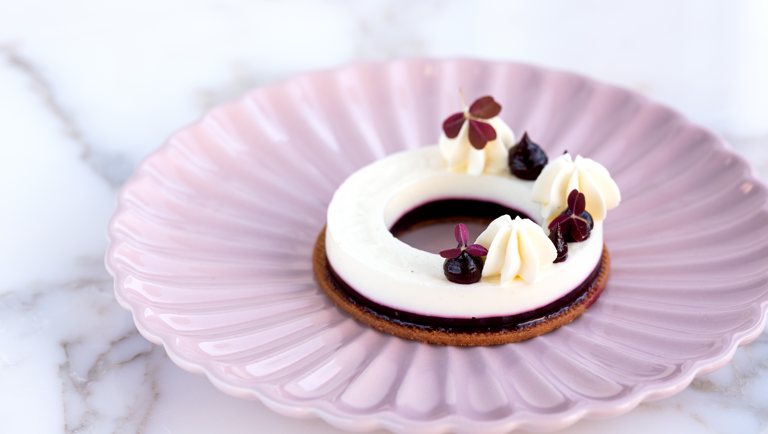 Kærnemælks panna cotta med solbær
