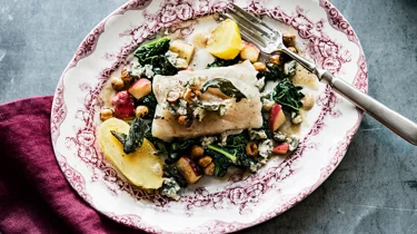 Torsk med varm äpple- och kålsallad