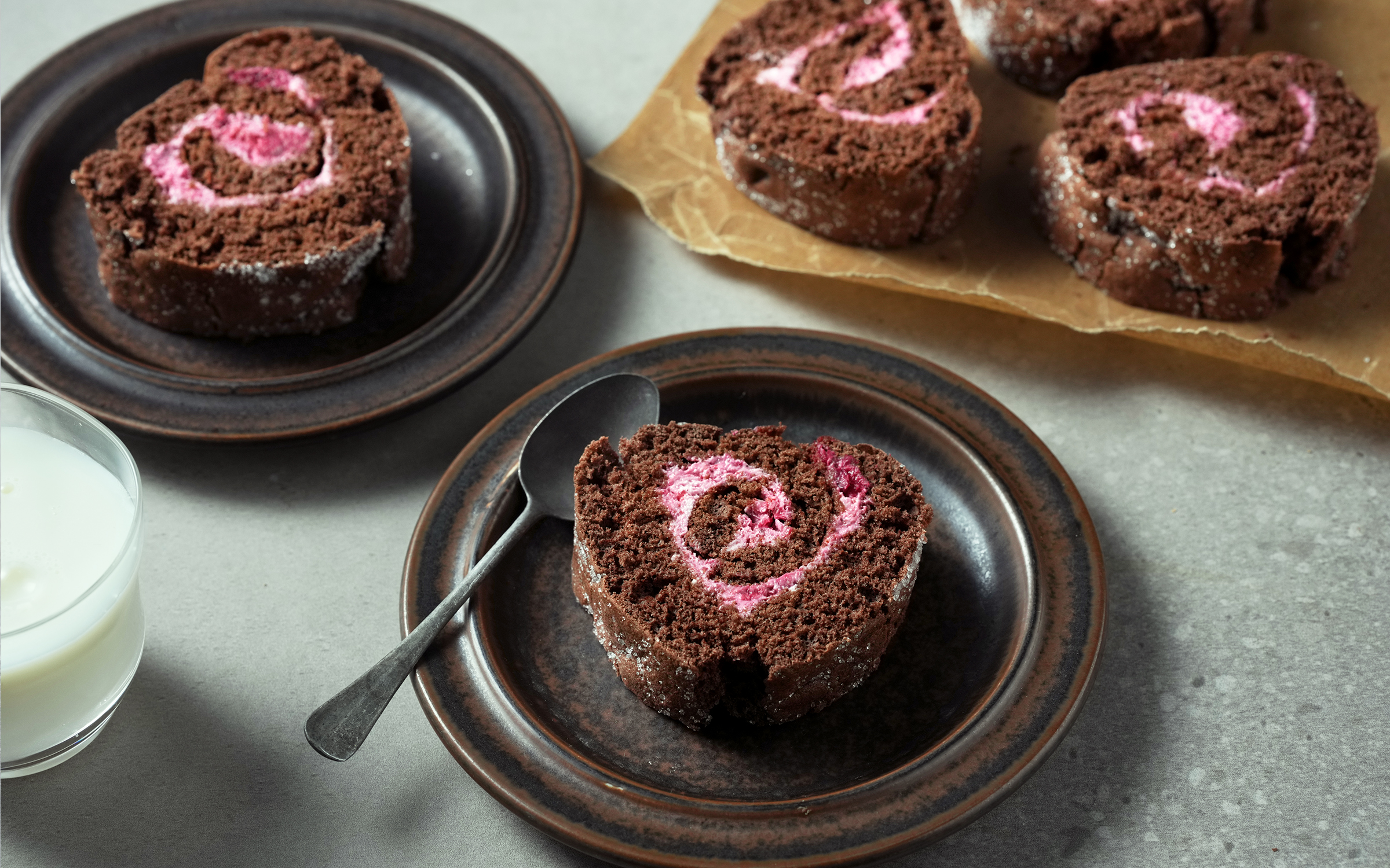 Rulltårta med choklad och hallon