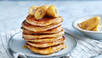 Amerikanska bananpannkakor med lönnsirap