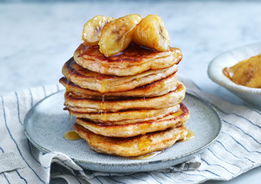 Amerikanska bananpannkakor med lönnsirap