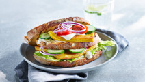 Club sandwich med currystekt ost