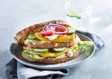 Club sandwich med currystekt ost