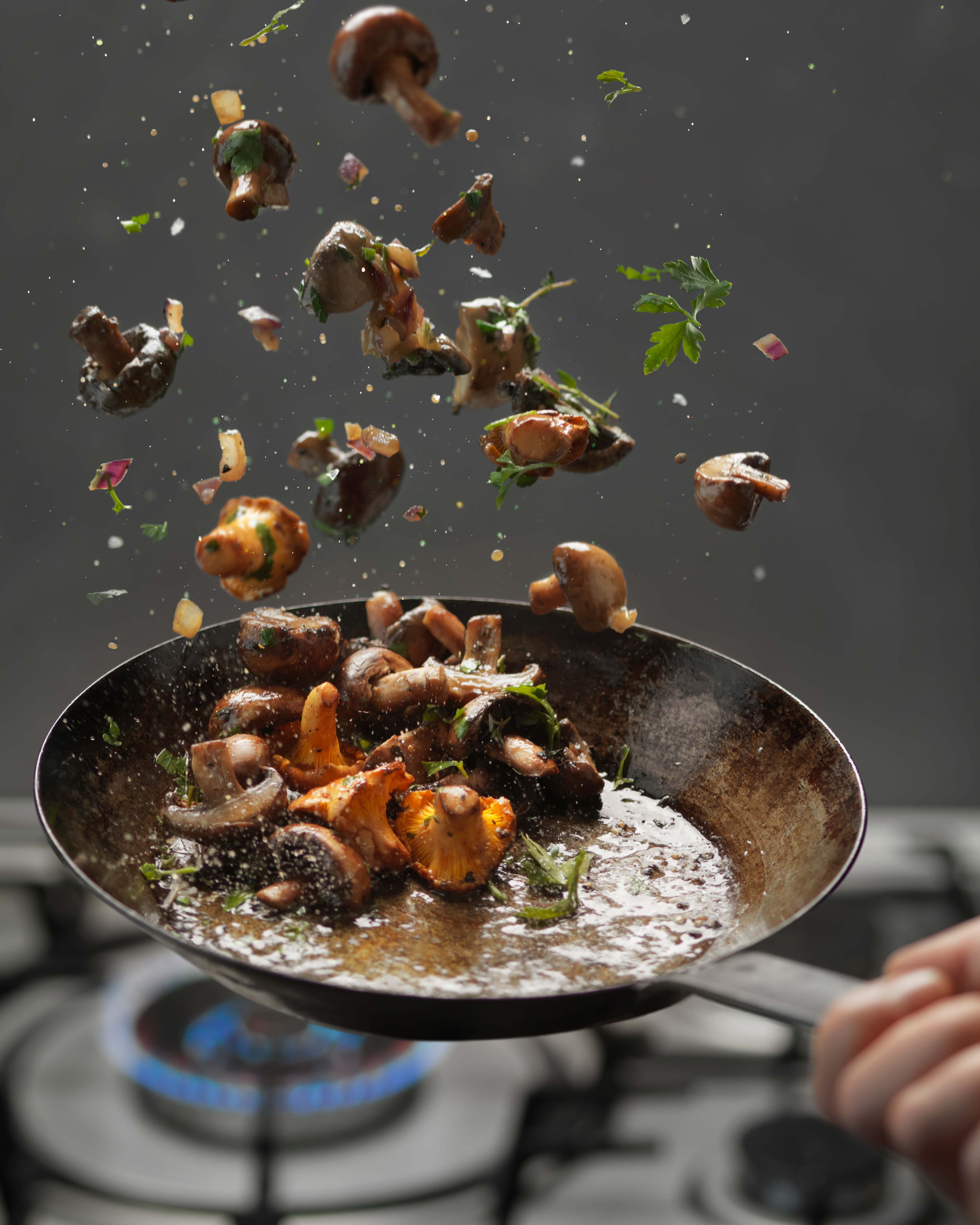 Sauterede svampe med hvidløg, chili og krydderurter