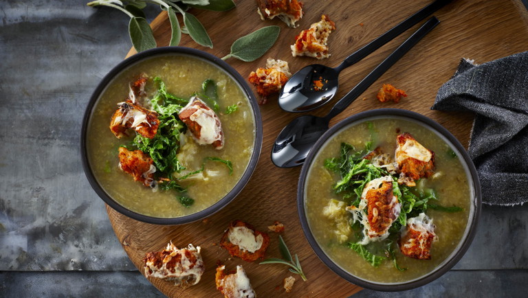 Italiensk suppe af danske kål og knolde med tomat-croutoner og salvie