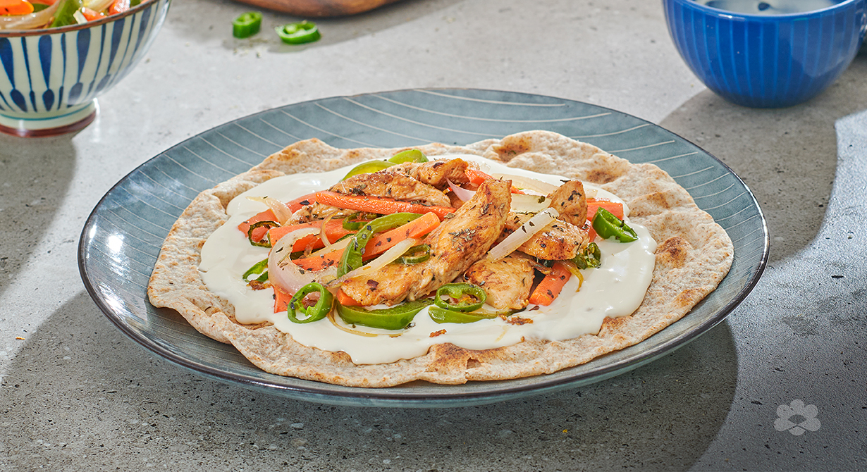 خبز الشباتي مع شرائح الدجاج والجبنة الكريمية