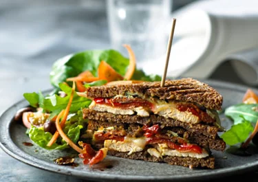 Grov toast med kylling og grillet grønt