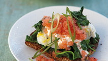 Stenbiderrogn på smørristet rugbrød
