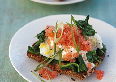 Stenbiderrogn på smørristet rugbrød
