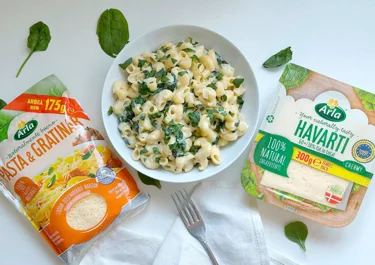 Mac and Cheese con espinacas, Arla Havarti Cremoso y Arla Rallados Pasta & Gratinar