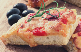 فوكاتشيا الموزاريلا والطماطم والزيتون الأسود