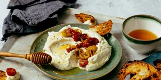 Apetina-dippi ja semikuivatut tomaatit