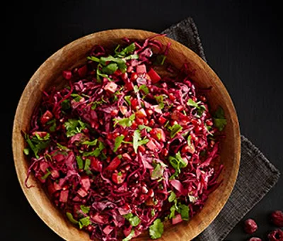 Coleslaw med rødkål, rødbeter og granateplekjerner