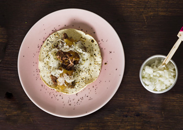 Taco med confiterad lammbog och lakritspicklad fänkål