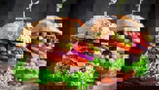 Burger μοσχάρι με Arla Mozzarella και sauce μουστάρδας με Arla Φρέσκο Τυρί Κρέμα
