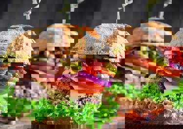 Burger μοσχάρι με Arla Mozzarella και sauce μουστάρδας με Arla Φρέσκο Τυρί Κρέμα