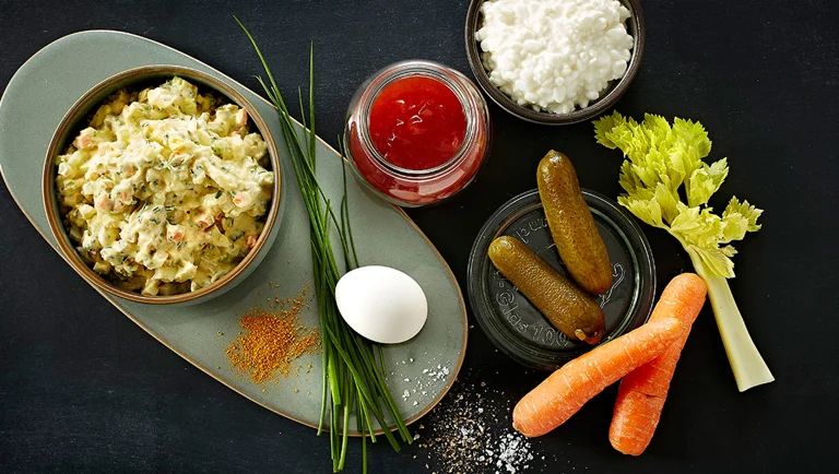 Æggesalat med hytteost og mangochutney