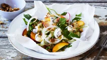 Spenatsallad med ost och nektariner