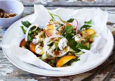 Spenatsallad med ost och nektariner