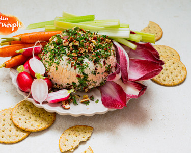 Tuorejuustopallo kesän vihanneksilla