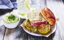 Gegrillter Thunfisch mit Chilicreme und Salsa Fresca